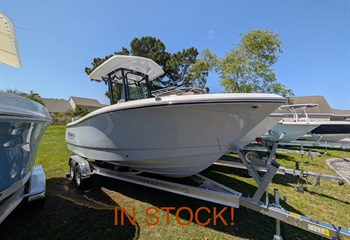2025 Robalo R232 Explorer Boat